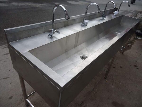 Chậu rửa inox chuyên dụng trong nhà hàng